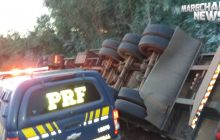 (vídeo)Carreta carregada com farinha tomba na BR 163 entre Marechal Rondon e Mercedes