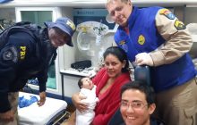 Bebê de 28 dias é salvo por policiais após se engasgar com leite materno