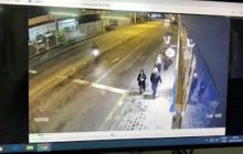 Vídeo: Policial de SC reage e atira em assaltante