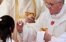 Regras do governo são questionadas pela igreja católica por restringir sacramento