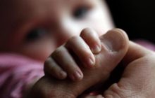 Pedreiro mata ‘filha’ de 2 meses ao descobrir que pai biológico seria o irmão, diz polícia