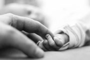 Após dar à luz, adolescente esconde recém-nascido em guarda-roupas; bebê pode ter morrido por asfixia