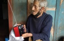 Gestos simples que significam muito; Casal de idosos ganha rádio de presente em Missal