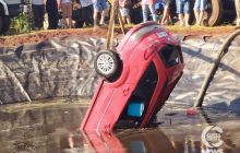 VÍDEO: Casal morre após veículo cair em esterqueira no interior de Santa Helena