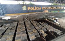 Quase uma tonelada de cocaína é encontrada em teto falso de caminhão na BR-376; apreensão é a maior da história da PRF no PR