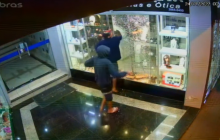 (Vídeo) Ladrões quebram vidro de joalheria para furtar em São Miguel do Iguaçu