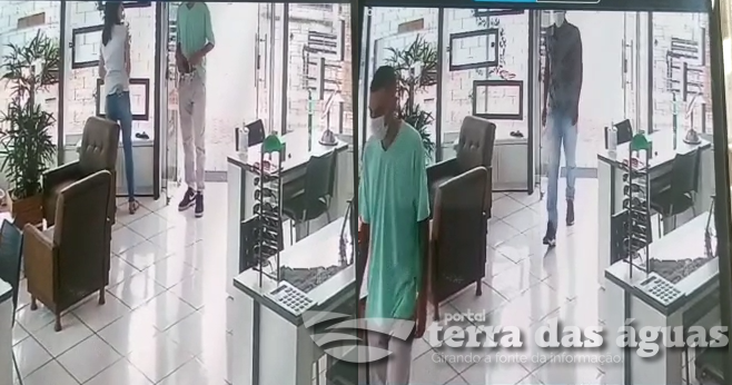 Urgente: Bandidos assaltaram relojoaria nesta manhã no centro de Itaipulândia (vídeo)