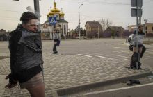 Exército ucraniano amarra saqueadores a postes e põe batatas em sua boca para que eles não falem