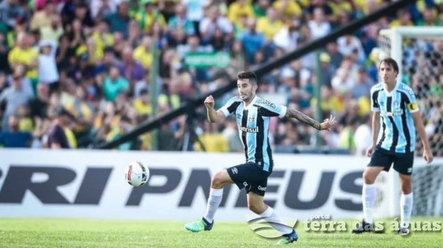 Com gol de pênalti nos acréscimos, Grêmio vence e larga em vantagem na decisão do Gauchão