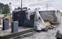 Motorista morre após bater caminhão em mureta de praça de pedágio desativada na BR-277