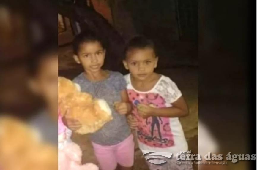 Retirada de corpos de meninas mortas pelo pai em casa comove moradores