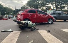 Carro e moto colidem em frente à Delegacia de Polícia Civil de Santa Helena