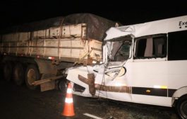 TRAGÉDIA: Sete professores morrem em acidente entre van e caminhão; Assista o Vídeo