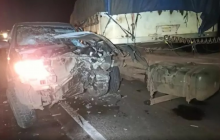 Batida entre carreta e caminhonete deixa vítima gravemente ferida na BR 163 em Toledo