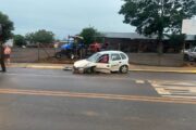 Condutora invade pista contrária, provoca acidente e foge na Rua Ângelo Cattani em Santa Helena