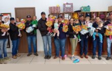 Crianças do CMEI Padre Emílio recebem brinquedos do projeto “Apadrinhe Uma Criança”