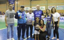 Prefeitura e Santa Helena Futsal homenageiam professor Nelson Balieiro