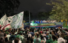 Jogadores do Palmeiras festejam o título do Brasileirão em trio elétrico