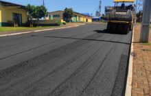 Iniciado asfaltamento sobre pedras irregulares em ruas e loteamentos de Entre Rios do Oeste