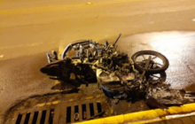 Motociclista fica gravemente ferido e moto pega fogo em acidente