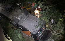 Ônibus com time de futebol cai de ponte e deixa mortos e feridos na BR-116