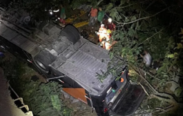 Ônibus com time de futebol cai de ponte e deixa mortos e feridos na BR-116