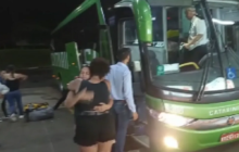Passageiros de ônibus envolvido em acidente com 7 mortos chegam a Foz do Iguaçu e são recebidos por familiares
