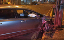 Motorista abandona veículo após atingir poste