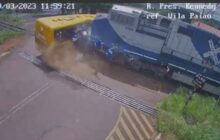 #Vídeo mostra momento em que trem atinge ônibus escolar da Apae (imagens fortes)