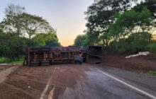 Caminhão de Pato Bragado tomba na PR-323 e deixa pistas parcialmente interditadas