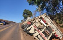 Acidente na curva do São Vicente entre Dom Armando e Missal deixa caminhão tombado