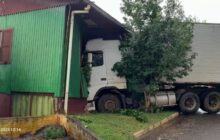 Caminhão desgovernado invade casa de madeira no Paraná