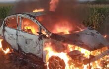 Veículo é destruído após incêndio no interior de Santa Helena
