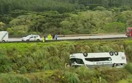 Ônibus com 54 a bordo cai em ribanceira na BR-116; uma pessoa morreu