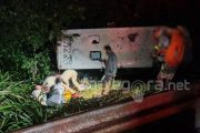 Polícia Rodoviária e SAMU de Santa Helena auxiliaram no socorro de cerca de 20 trabalhadores que ficaram feridos após ônibus tombar em Porto Mendes