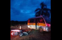 Homem morre em batida entre moto e ônibus escolar