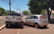 Carro bate em Fiat Strada estacionada no centro de Santa Helena