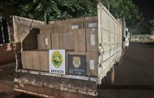 PF e BPFron apreendem caminhão com cigarros contrabandeados em Itaipulândia