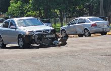 Acidente entre dois veículos é registrado no centro de Santa Helena