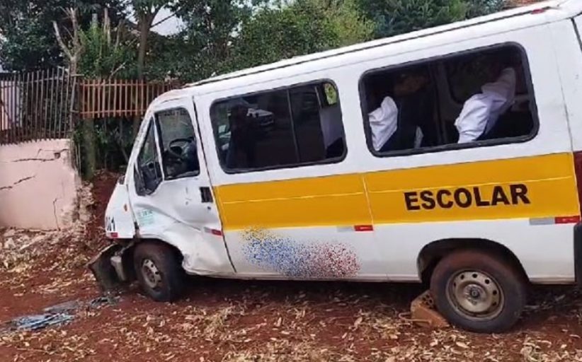 Oito crianças ficam feridas em grave acidente com Van escolar