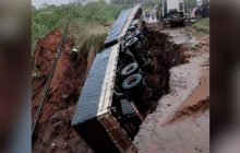 Caminhão cai em cratera após asfalto ceder no Paraná