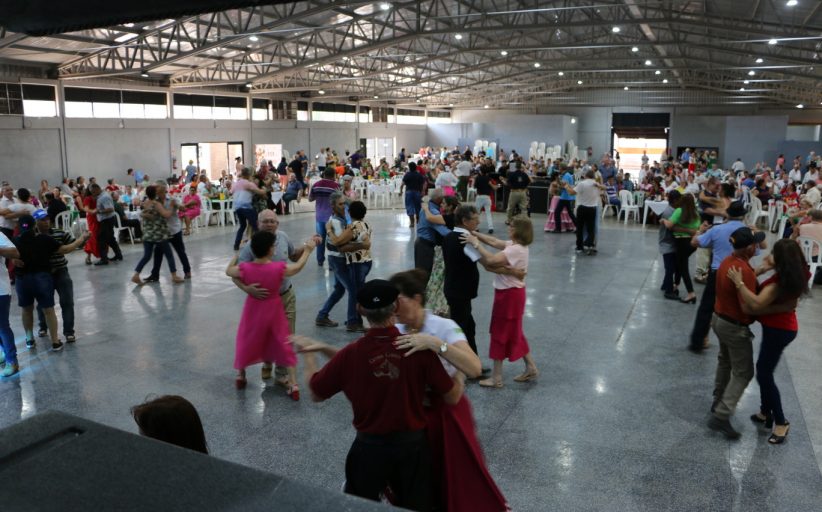Baile com Os Monarcas marca o início das atividades dos idosos em Santa Helena