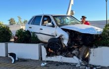 Veículo fica suspenso após colidir violentamente em estrutura decorativa na Praça Santos Dumont, em Santa Helena