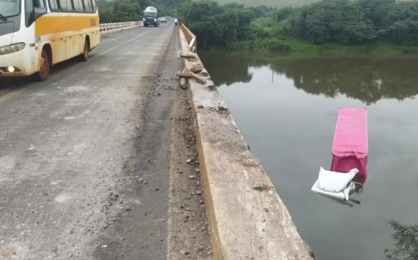 Caminhão fica submerso em Rio após motorista perder controle e cair de ponte