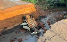 Carro cai em cratera após asfalto ceder, em Cafelândia
