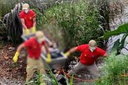 Bombeiros resgatam corpo de homem que foi encontrado morto em riacho