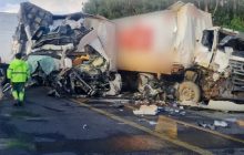 Homem morre em batida frontal entre caminhão e carreta