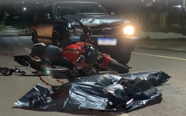 Motociclista morre ao ser arrastado por mais de 30 metros em colisão com caminhonete