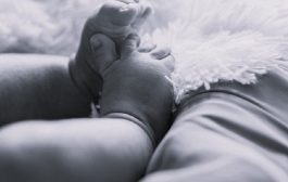 Bebê que acordou durante o velório morre no hospital
